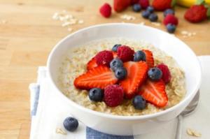 155732-425x283-oatmeal-with-fruit2